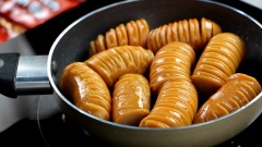 Cho 1 muỗng canh dầu ăn vào chảo, cho xúc xích vào áp chảo vàng mặt, lúc này sẽ thấy xúc xích nở ra trong rất đẹp mắt. Nhắc chảo xuống để qua một bên.