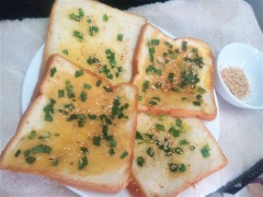 Rưới mè lên và thưởng thức thôi. Để thuận tiện thì mình cắt 1 lát sandwich thành 3 miếng nhỏ. Nếu mọi người muốn đem tặng bạn bè thì cho vào bì, cột kín như mình là được nhé.