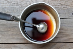 Cho vào nồi nhỏ 2 muỗng canh nước tương, 1 muỗng canh đường và 1 muỗng canh rượu trắng rồi bắc lên bếp nấu cho đến khi đường tan, tắt bếp, để nguội. Gạo vo sạch, để ráo.