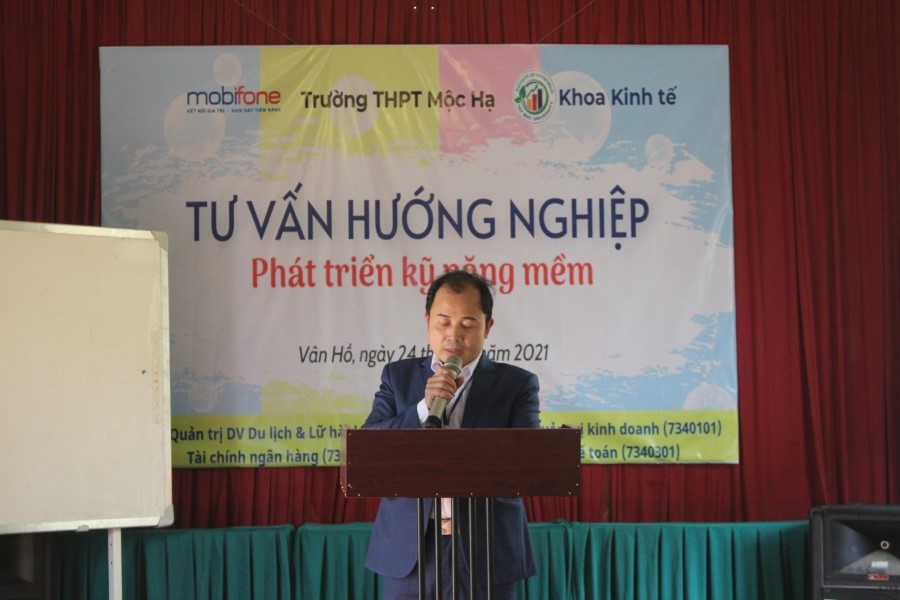 Bộ môn Quản trị kinh doanh, Khoa Kinh tế tổ chức tư vấn hướng nghiệp và phát triển kỹ năng mềm cho học sinh tại Trường THPT Mộc Hạ, huyện Vân Hồ, tỉnh Sơn La