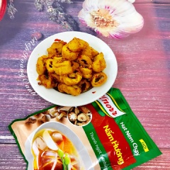 Cho mì căn xào cà ri sả ớt ra dĩa ăn với cơm nóng, có thể ăn kèm với dưa leo. Mì căn vừa dai mềm thấm vị thơm ngon. Hãy làm thử bạn sẽ thích ăn như mình ^.^