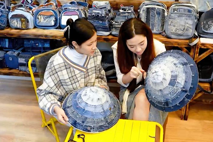 Upcycle denim – tái sinh jeans cũ - Báo Thừa Thiên Huế