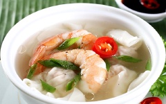 Tắt bếp. Múc ra tô, rắc tiêu, ớt trái, hành lá. Cho thêm ít dầu mè vào súp nóng để làm tăng hương vị món ăn.