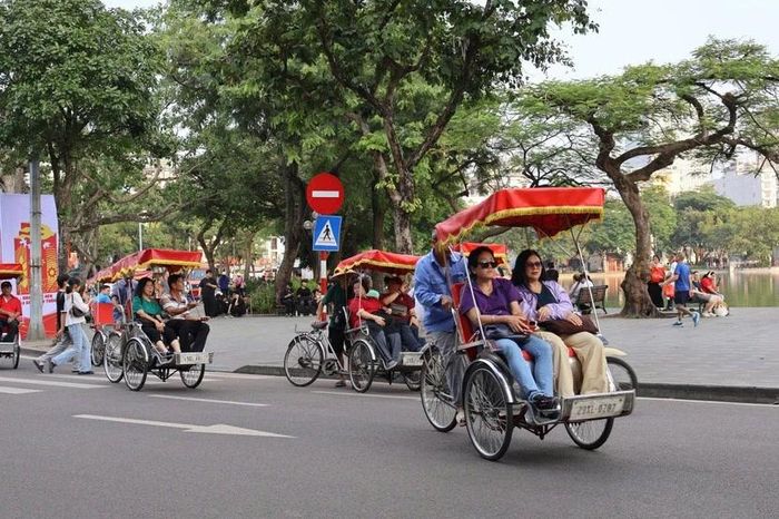 Xích lô 'độ' điện hoạt động trái phép tại Hà Nội: Nguy cơ tai nạn - Báo Tri thức &amp; Cuộc sống