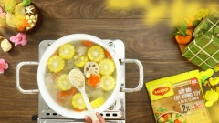 Bắc lên bếp 1 chiếc nồi sạch khác, cho sườn non lúc này vào, thêm 100gr hạt sen và 1.5 lít nước lọc rồi đun sôi, sau đó hạ lửa nhỏ hầm sườn và hạt sen 45 phút đến khi mềm. Lúc này bạn cho bắp mỹ, cà rốt, củ sen vào chung, nêm vào 2 muỗng canh hạt nêm Maggi rồi nấu thêm 10 phút cho các loại rau củ mềm. Cuối cùng thêm nấm đông cô và bông cải xanh vào, nấu thêm 5 phút thì tắt bếp.