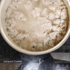 Dùng muỗng và đũa để phân nhỏ cá thác lác thành từng viên vừa ăn vào phần nước đang nấu sôi trên bếp. Nước sôi hớt bọt, cá nổi lên là đã chín.