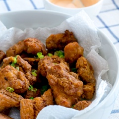 Bày trí đẹp mắt, thưởng thức với tương ớt hay tương cà tùy thích nha. Thịt gà giòn giòn, mềm mềm, mặn mặn thật hấp dẫn. Nhắc đến thôi là thấy thèm.