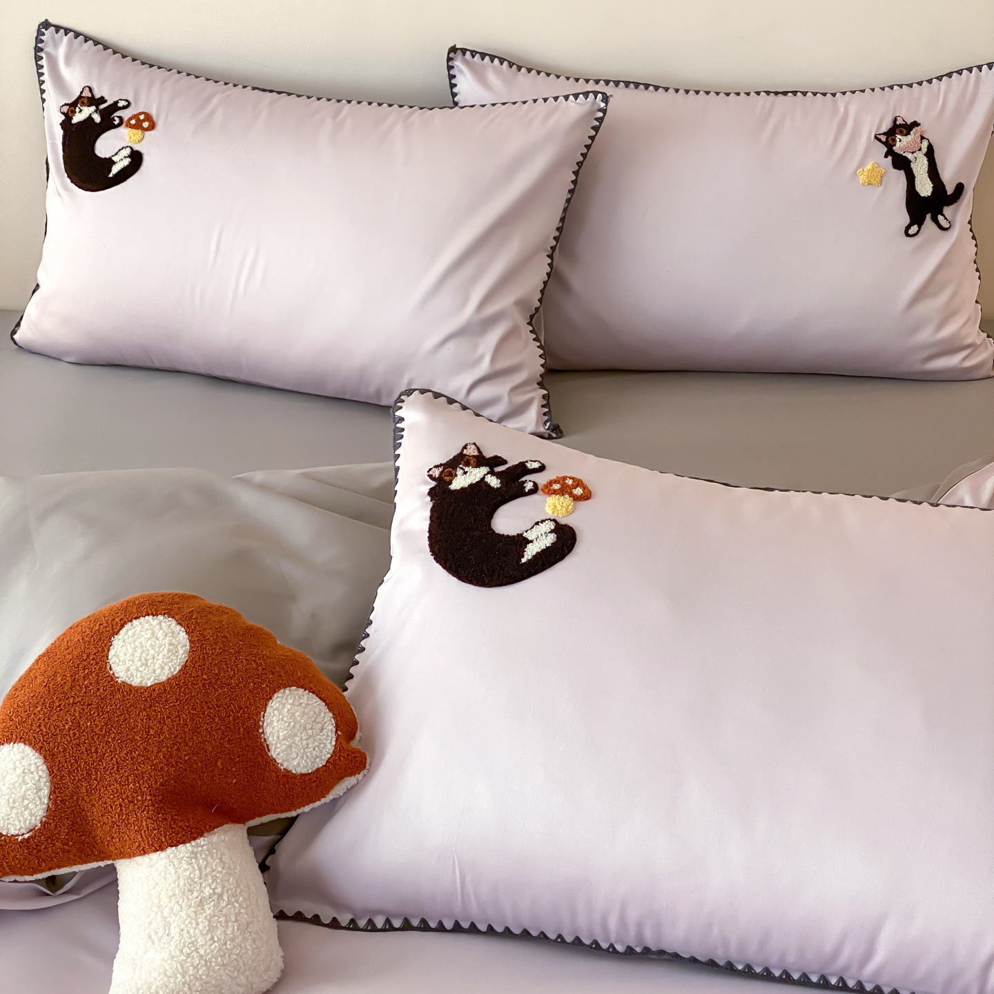 Cotton bedding set with towel embroidery, 4 pieces