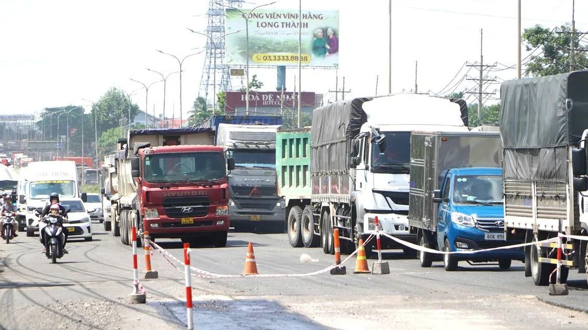Liên tục ùn tắc trên quốc lộ 51 do tiến độ sửa chữa ì ạch - Báo Sài Gòn Giải Phóng