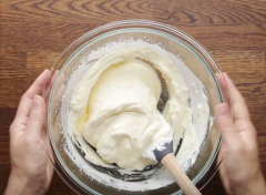 Cho heavy cream vào thố đánh tốc độ vừa cho đến khi mềm tơi. Thêm hỗn hợp sữa trứng vào đánh kết hợp. Cho kem bơ trứng vào túi bắt bông kem bắt kem vào bánh su. Để tủ lạnh, dùng lạnh rất ngon. Làm chảy chocolate bằng lò vi sóng rồi nhúng bánh qua chocolate tan chảy.