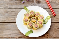 Dùng dao cắt bánh thành những miếng nhỏ tùy thích, xếp ra dĩa và dùng. Món pancake không lạ, nhưng với chút biến tấu, bạn sẽ có món bánh pancake cuộn xúc xích thật ngon cho cả nhà. Phần bánh thơm phức, giòn giòn quyện với xúc xích béo ngậy hấp dẫn vô cùng. Đây hứa hẹn sẽ là món ăn sáng siêu đặc biệt cho cả nhà đấy nhé!