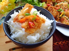 Cho mực chiên sả ớt cho ra đĩa, rắc thêm hành lá và vài lát ớt. Món này dùng nóng với cơm rất ngon.