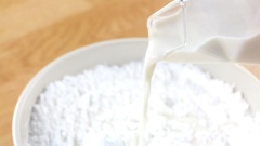 Làm vỏ bánh bao chỉ: cho bột nếp, bột gạo, đường và muối vào chung một tô, dùng phới trộn cho các nguyên liệu hòa quyện vào nhau. Thêm sữa tươi vào, tiếp tục dùng phới khuấy hỗn hợp cho tan đều. Dùng màn bọc thực phầm bọc tô bột lại, vẫn chừa lại 1 lỗ nhỏ để không khí bên trong thoát ra, cho tô bột vào lò vi sóng quay 5 phút ở 600 watt.