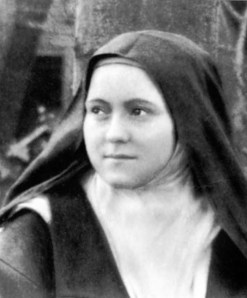 Hình 1: Chân dung thiếu nữ Thérèse Martin năm 1886, lúc mười ba tuổi tại Lisieux, trước bước ngoặt hoán cải đêm Giáng sinh giải phóng tâm hồn khỏi tính nhạy cảm ấu trĩ. Lưu trữ Trung tâm Tư liệu Carmel Lisieux, Pháp.