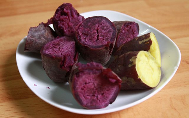 Nướng Khoai Lang Bằng Lò Vi Sóng