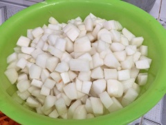 Củ cải trắng gọt vỏ. Cắt khoanh rồi cắt làm tư, mỗi miếng tầm khoảng 1 đốt ngón tay. Rồi mang ngâm nước muối, ngập mặt cải, trong vòng 1 giờ. Vớt ra, để ráo.