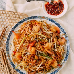Dĩa Mì xào tôm rau nấm nóng hổi, thơm lừng và đậm đà hương vị là tuyệt vời nhất cho bữa sáng của cả nhà đấy. Còn chờ gì mà chúng ta không lưu lại ngay công thức và làm ăn nào.
