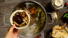 Ngâm nở tôm khô, nấm đông cô khô, nướng chín mực khô. Sau 45 phút vớt gà ra để riêng, trong nồi nước dùng thêm vào 30gr tôm khô ngâm nở, 15gr mực khô nướng, 50gr nấm hương ngâm nở, nêm 1 muỗng canh đường phèn, 1/2 muỗng canh muối và 1 muỗng canh nước mắm. Đun nước lèo thêm 10-15 phút nữa là được.