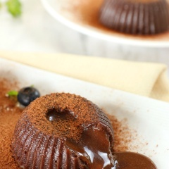 Bánh chín để nguội rồi bày ra đĩa, rắc ít bột Milo lên trên cùng, trang trí bằng quả mâm xôi hay việt quất đều rất hấp dẫn. Xắn một miếng bánh lại thấy nhân Milo ồ ạt tuôn ra, vị ngọt ngọt thơm béo ấy mới tuyệt làm sao. Còn chờ gì nữa mà không vào bếp và thực hành công thức bánh đơn giản này với Cooky nhé!