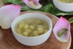 Vậy là đã hoàn thành xong chè nha đam hạt sen thanh mát giải nhiệt mà còn tốt cho sức khỏe. Chè ăn nóng hay dùng lạnh đều rất ngon.