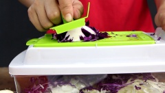 Dùng khuôn cắt lát của dụng cụ Nicer Dicer để bảo sợi bắp cải trắng và bắp cải tím. Sau đó dùng bàn bào sợi để bảo sợi cà rốt và củ cải trắng nhé!