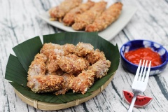 Nem chua chấm cùng tương ớt hay tương cà là ngon hết ý nha!