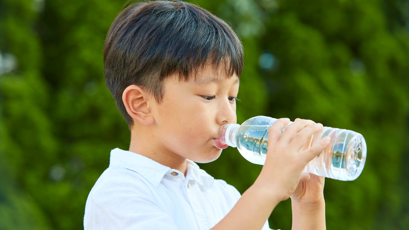 Người cao tuổi và trẻ nhỏ dễ mất nước khi trời nóng