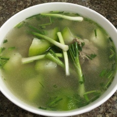 Múc canh ra tô làm món canh ăn với cơm nhé!