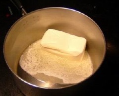Đầu tiên, cho bơ vào nồi, đun tan chảy với lửa nhỏ. Chú ý là không để bơ bị cháy.