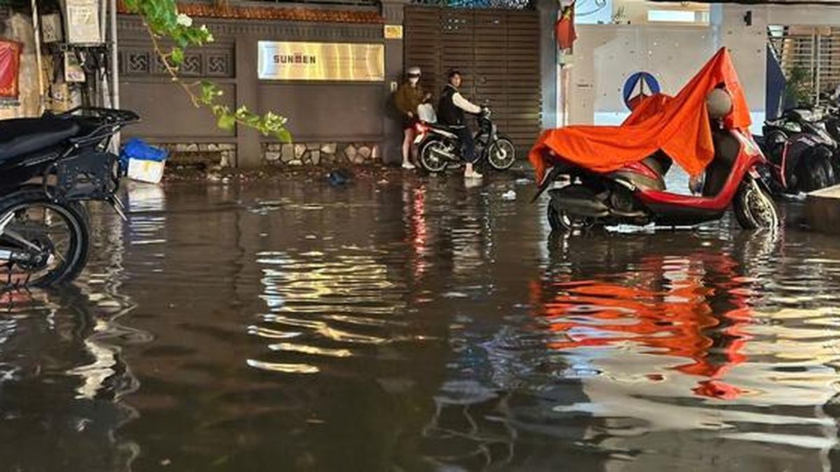 Mưa dông kéo dài, nhiều nơi ở TPHCM ngập nước - Báo Người Lao Động