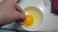 Trước tiên bạn rửa sạch nấm mỡ cắt miếng vừa ăn. Trứng gà chia làm 2 phần khác nhau, 1 phần chỉ có lòng đỏ, phần còn lại có 5 lòng trắng và 1 lòng đỏ. Đun sôi nước, thêm vào 1 muỗng cà phê dầu olive, 1 muỗng cà phê muối, cho mì Ý vào luộc.