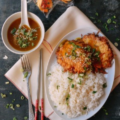 Cho những miếng thịt gà chiên trứng vào đĩa. Bạn có thể dùng sốt chua ngọt hoặc tương ớt, tương cà tùy theo sở thích cá nhân nha. Hoặc là, thức ngay với cơm nóng nhé!