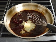 Giữ nguyên chảo, cho 100g mứt mâm xôi vào cùng 1 muỗng bơ, 2 muỗng giấm Balsamic, 1 muỗng nước và lá xô thơm khô. Đun sốt trên lửa vừa đến khi sôi và tất cả hòa quyện vào nhau thì hạ nhỏ lửa. Sau đó cho thịt đã chiên vào ram đến khi thịt thấm nước sốt là có thể tắt bếp nha. Rắc lên thịt một ít ngò xắt nhỏ và thưởng thức.