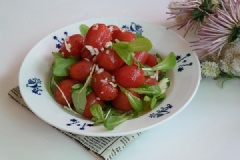 Cuối cùng, bạn trộn thêm rau cải non là có thể thưởng thức món salad cà chua lạ miệng và giảm cân rất tốt.