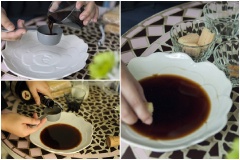 Trộn đều hỗn hợp cà phê và rượu. Sau đó nhúng ngập bánh lady finger vào rồi xếp vào đáy khuôn.