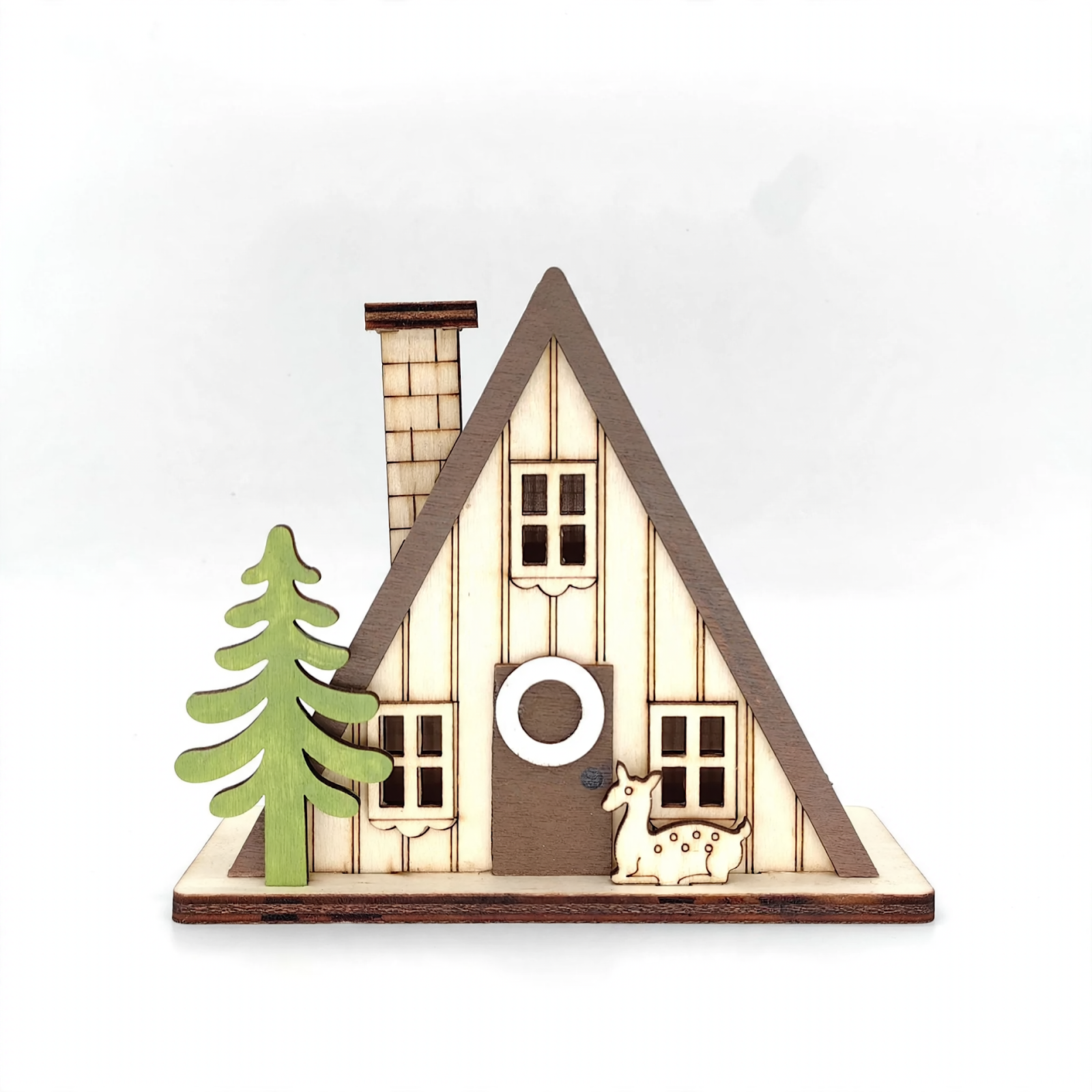 Beleuchtetes Holzhaus in Dreiecksform