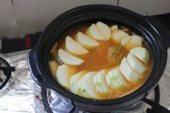 Châm thêm 3 chén nước và cho bí ngòi vào, nêm 1 muỗng cà phê hạt nêm, 1/2 muỗng cà phê bột ngọt.