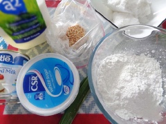 Cho vào chảo 60ml nước, 100g đường nấu sôi, sau đó cho 200g dừa nạo, 2 muỗng canh sữa đặc, 20g bột mì cùng 1/8 muỗng cà phê muối vào xào nhân với lửa thấp. Cứ xào cho đến khi nhân dẻo quyện lại 1 khối không dính chảo là tắt bếp. Chờ nhân hơi nguội thì vo tròn (tỉ lệ nhân và vỏ bạn tính theo trọng lượng khuôn 1:1).