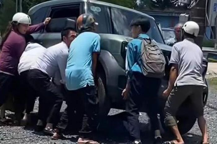 Nhiều người hợp sức nâng ôtô 4 chỗ cứu nữ sinh mắc kẹt dưới gầm sau tai nạn - Công An TP.HCM
