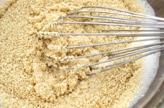 Thêm dầu ăn và bột mì, mè trắng vào, trộn đều, để hỗn hợp nghỉ 20 phút.