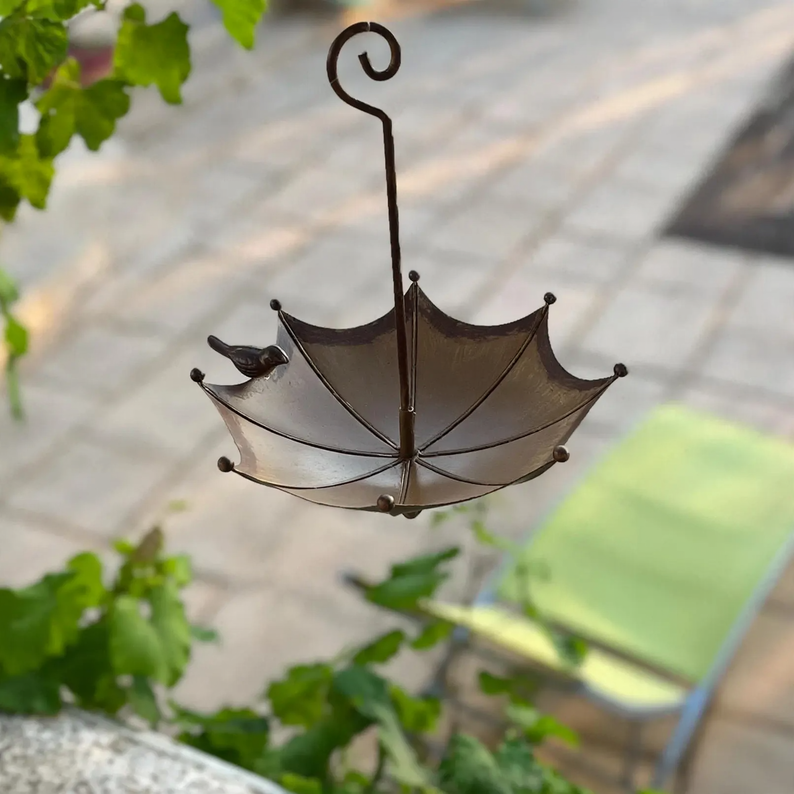 Vogeltränke in Regenschirm-Form aus Eisen