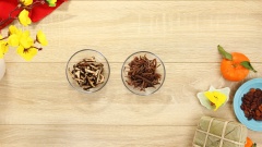 10gr nấm mèo khô và 10gr nấm đông cô khô đem ngâm nở, sau đó cắt thành sợi nhỏ. Trứng gà chọt 1 lổ trên đầu rồi từ từ tách vỏ ra tạo 1 lổ nhỏ đủ để cho nguyên liệu vào trong, đổ hết lòng đỏ và lòng trắng trứng ra 1 chiếc tô sạch (bạn có thể dùng để làm những món khác từ trứng như trứng chiên, trứng hấp, làm bánh,…). Đun sôi 1 nồi nước, cho từng đợt vỏ trứng vào luộc sơ để khử bỏ trứng còn sót lại bên trong, sau đó vớt ra để ráo nước.