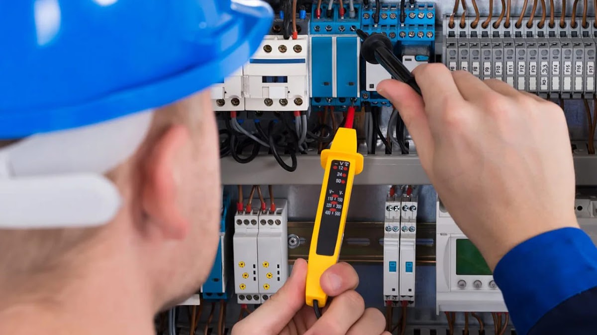 Tecnico electricista autorizado midiendo cuadro electrico para emitir boletin electrico en Tenerife