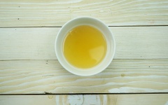 Trong khi chờ đợi bạch tuộc chín bạn hòa tan 4 muỗng canh nước mắm, 6 muỗng canh nước lọc, 4 muỗng canh nước cốt chanh, 3 muỗng canh đường trắng trong chén, khuấy đều cho hỗn hợp tan hoàn toàn.