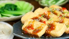 Khi ăn dọn đậu hũ chiên ra đĩa, rưới sốt me lên trên, rắc thêm ít mè trắng rang và hành boa rô thái sợi cho bắt mắt là có thể dùng được rồi. Vị sốt me chua ngọt, thơm mùi sả gừng, có chút ít vị the the của ớt... tất cả hoà quyện lại với nhau thật hài hoà. Đem kết hợp sốt me với những miếng đậu hũ vàng giòn, thử một miếng lại muốn ăn tiếp miếng thứ hai, đảm bảo đây sẽ là món cháy hàng nhanh nhất trong bữa tiệc chay của gia đình bạn cho mà xem.