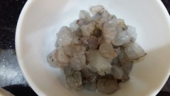 Khoai lang rửa sạch, cắt khoanh to đem hấp chín. Tôm bóc vỏ, bỏ đầu, rút chỉ lưng, rửa sạch, thái hạt lựu. Thịt nạc rửa sạch băm nhuyễn (xay nhuyễn), nấm mèo ngâm nước, rửa sạch, cắt bỏ chân rồi băm nhuyễn.