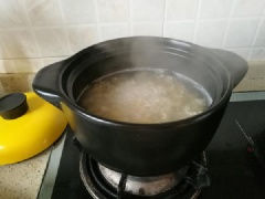 Ngâm, rửa sạch bún gạo. Bắc nồi nước nhỏ chờ nước sôi rồi cho bún gạo vào. Luộc khoảng 7~10 phút thấy bún mềm là được.