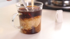 Pha trà sữa: Cho 1 muỗng canh sữa đặc, 30g đường cùng 500ml nước trà khuấy đều rồi cho vào tủ lạnh để mát. Trong 1 nồi khác, cho 50ml nước lọc cùng 30g đường vào nấu cho đến khi đun sôi để làm siro đường.