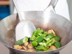 Trút dầu ra ngoài, chỉ chừa lại khoảng 1 muỗng canh dầu, đun nóng dầu trong lửa vừa. Cho hành lá, gừng băm, tỏi băm vào phi thơm, sau đó cho khoai tây, ớt chuông và 1 chút nước vào. Thêm đường, muối, dầu hào, nước tương, tiêu vào. Cho cà tím trở lại, xào thêm 1 phút nữa rồi tắt bếp.