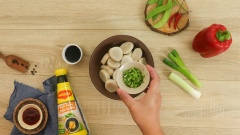 250gr mì căn đem cắt lát dày khoảng 1cm. Ướp mì căn với 10gr hành boa rô băm, 2 muỗng canh nước tương Maggi và 1/2 muỗng cà phê tiêu. Để 10 phút cho mì căn thấm gia vị.